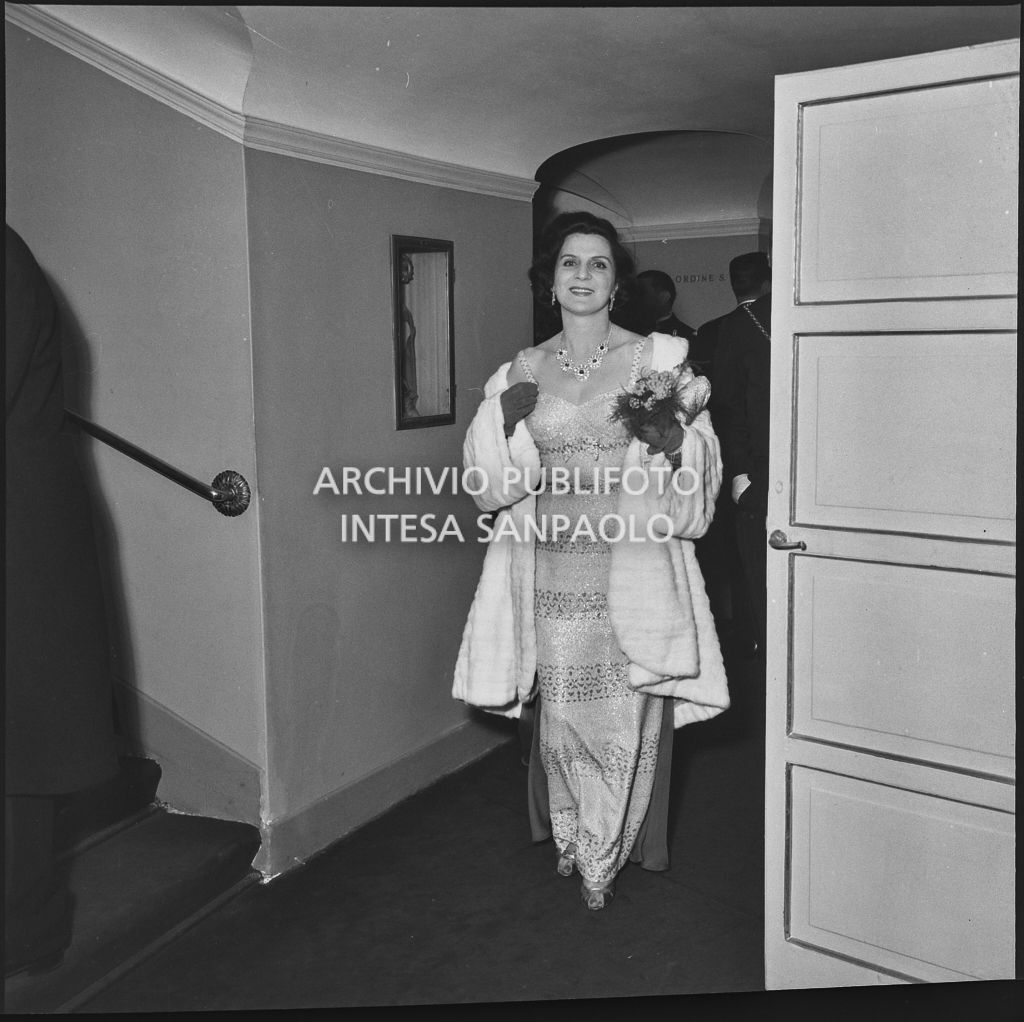 Una spettatrice al Teatro alla Scala in occasione della serata inaugurale della stagione lirica 1958-1959 con l'opera "Turandot", di Giacomo Puccini, diretta da Antonino Votto con la regia di Margherita Wallmann