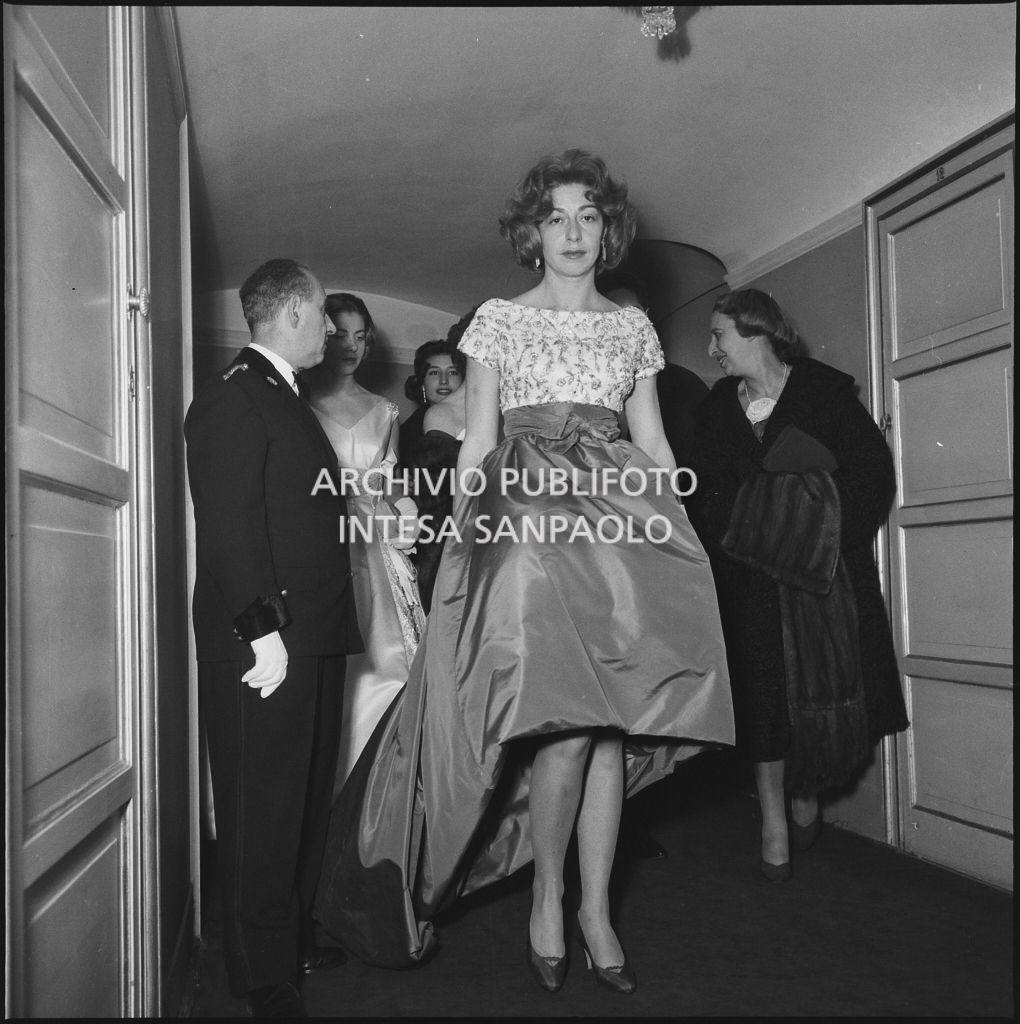 Una spettatrice al Teatro alla Scala in occasione della serata inaugurale della stagione lirica 1958-1959 con l'opera "Turandot", di Giacomo Puccini, diretta da Antonino Votto con la regia di Margherita Wallmann