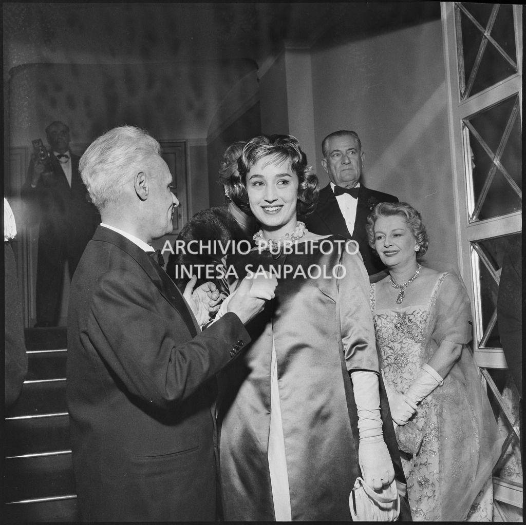 Giovanna Lomazzi con il sovrintendente Antonio Ghiringhelli al Teatro alla Scala in occasione della serata inaugurale della stagione lirica 1958-1959 con l'opera "Turandot", di Giacomo Puccini, diretta da Antonino Votto con la regia di Margherita Wallmann