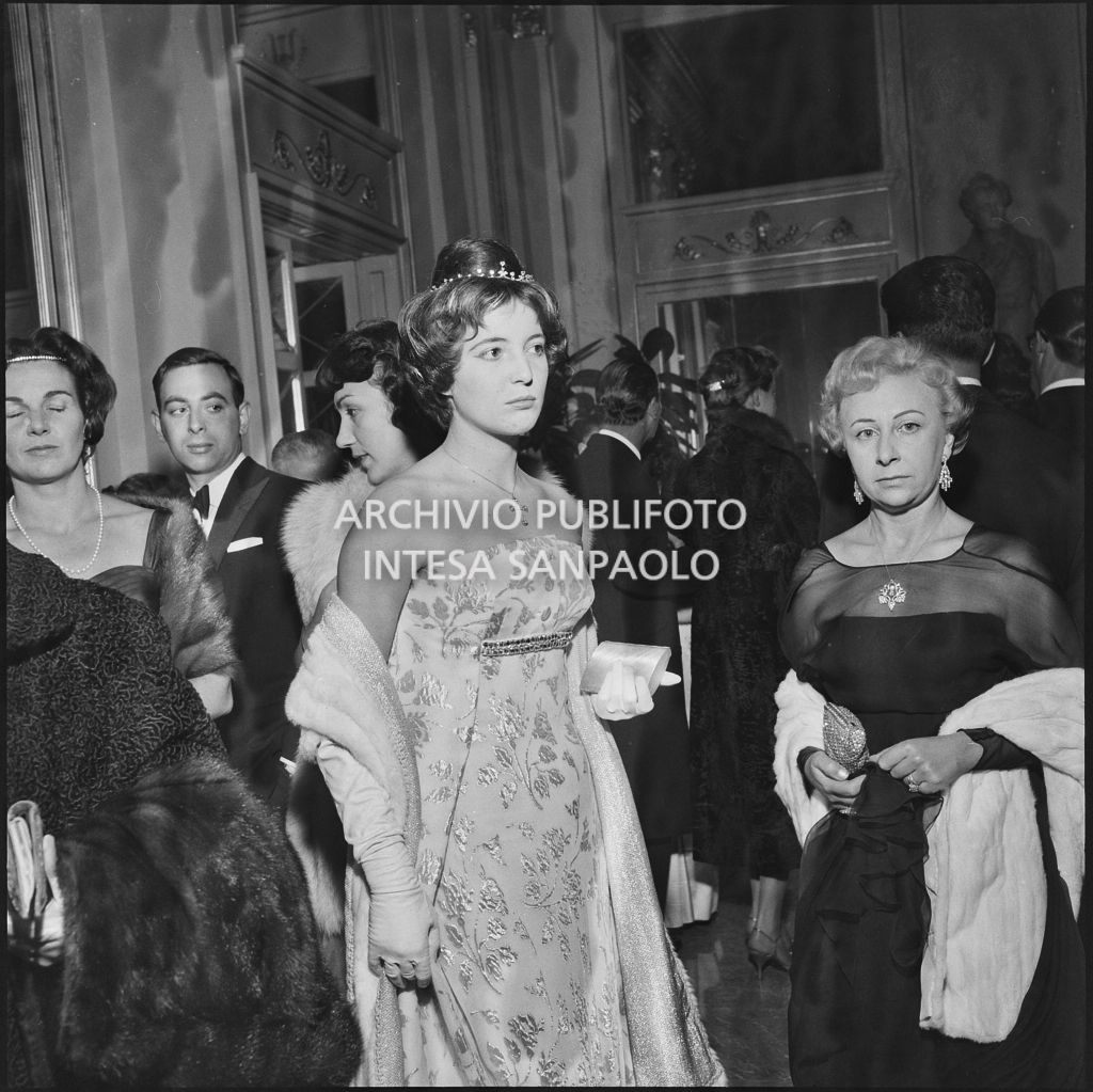 Spettatori nel foyer del Teatro alla Scala in occasione della serata inaugurale della stagione lirica 1958-1959 con l'opera "Turandot", di Giacomo Puccini, diretta da Antonino Votto con la regia di Margherita Wallmann