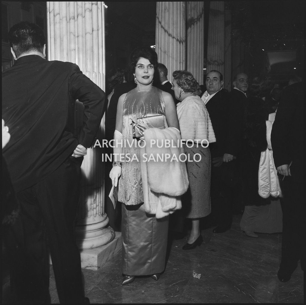 Una spettatrice nel foyer del Teatro alla Scala in occasione della serata inaugurale della stagione lirica 1958-1959 con l'opera "Turandot", di Giacomo Puccini, diretta da Antonino Votto con la regia di Margherita Wallmann