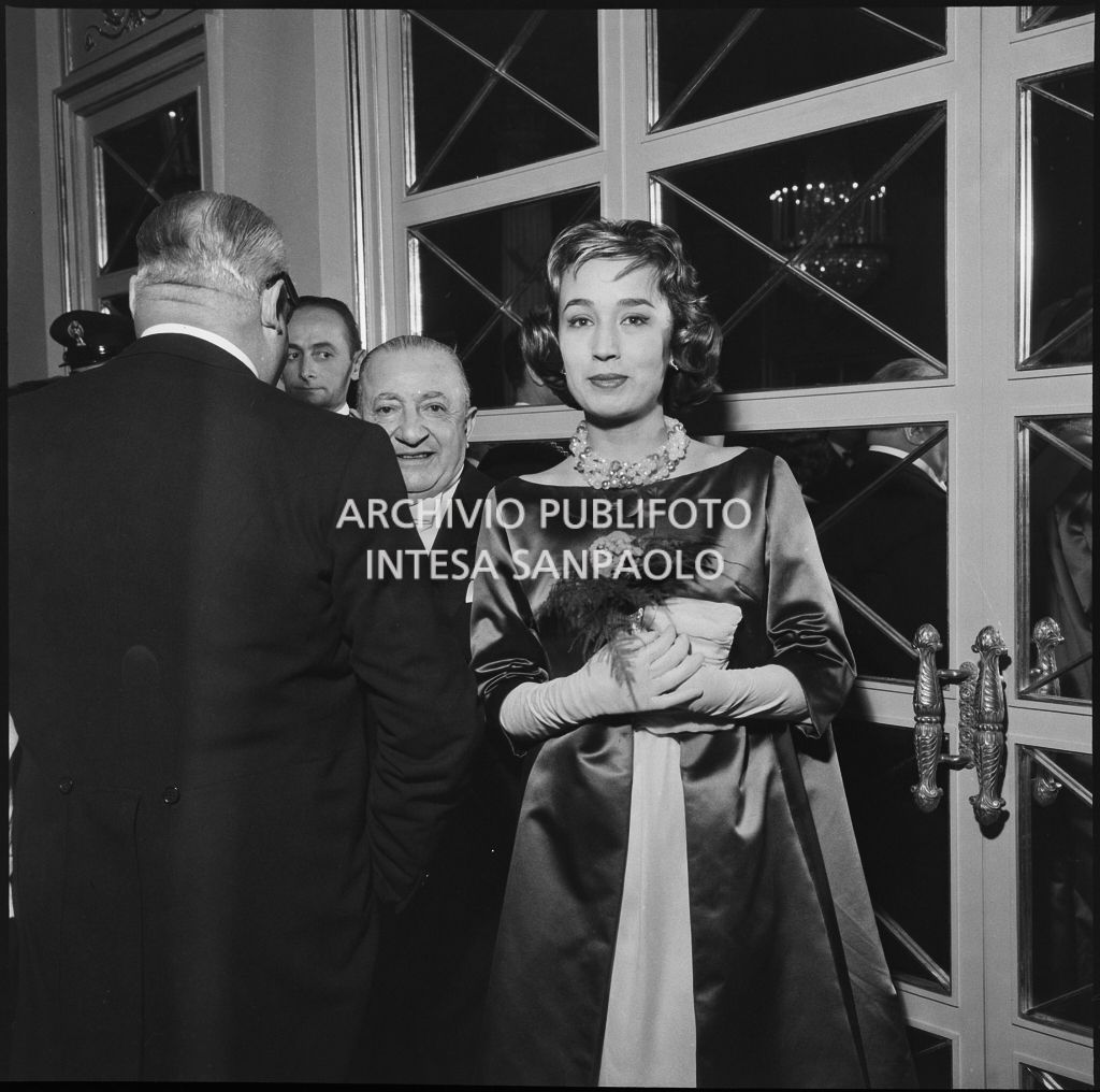 Giovanna Lomazzi nel foyer del Teatro alla Scala in occasione della serata inaugurale della stagione lirica 1958-1959 con l'opera "Turandot", di Giacomo Puccini, diretta da Antonino Votto con la regia di Margherita Wallmann