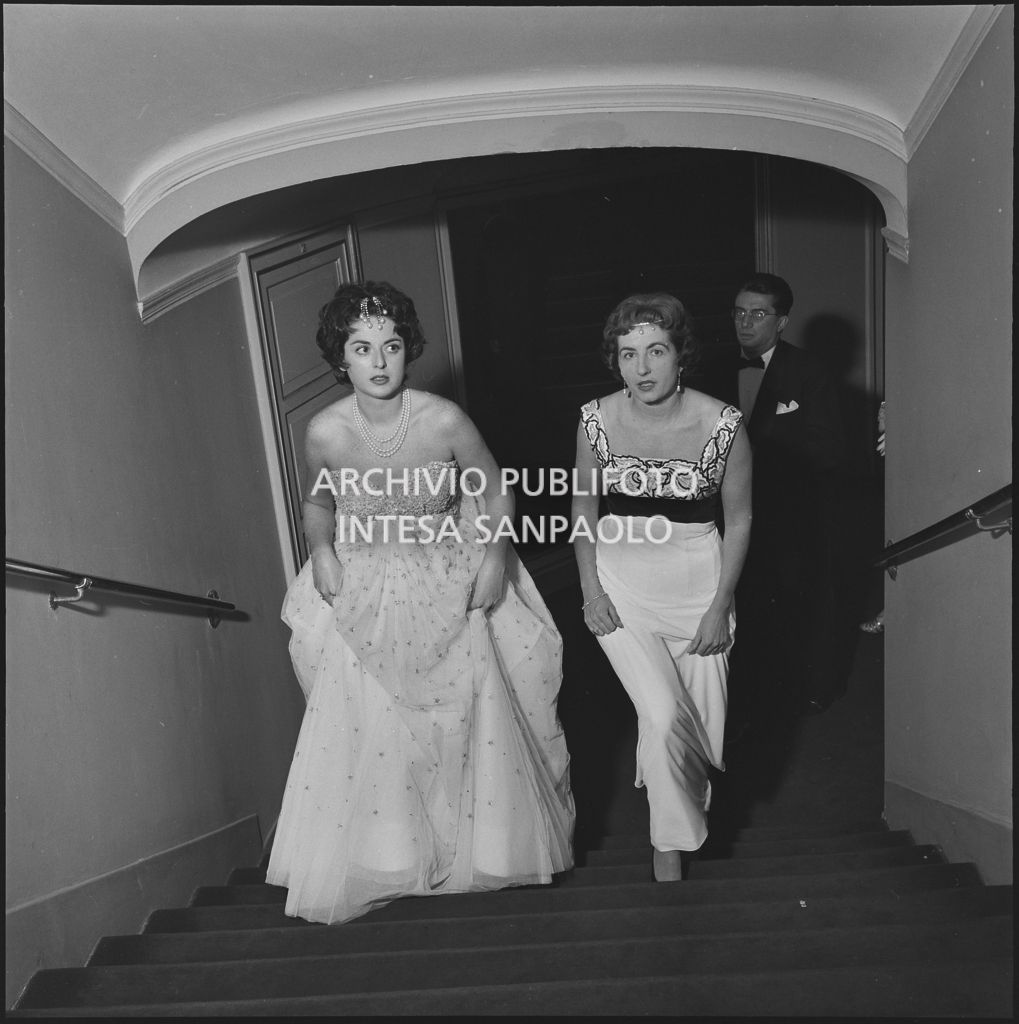 Due spettatrici al Teatro alla Scala in occasione della serata inaugurale della stagione lirica 1958-1959 con l'opera "Turandot", di Giacomo Puccini, diretta da Antonino Votto con la regia di Margherita Wallmann