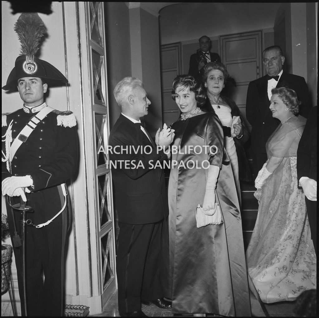 Il sovrintendente Antonio Ghiringhelli e Giovanna Lomazzi al Teatro alla Scala in occasione della serata inaugurale della stagione lirica 1958-1959 con l'opera "Turandot", di Giacomo Puccini, diretta da Antonino Votto con la regia di Margherita Wallmann