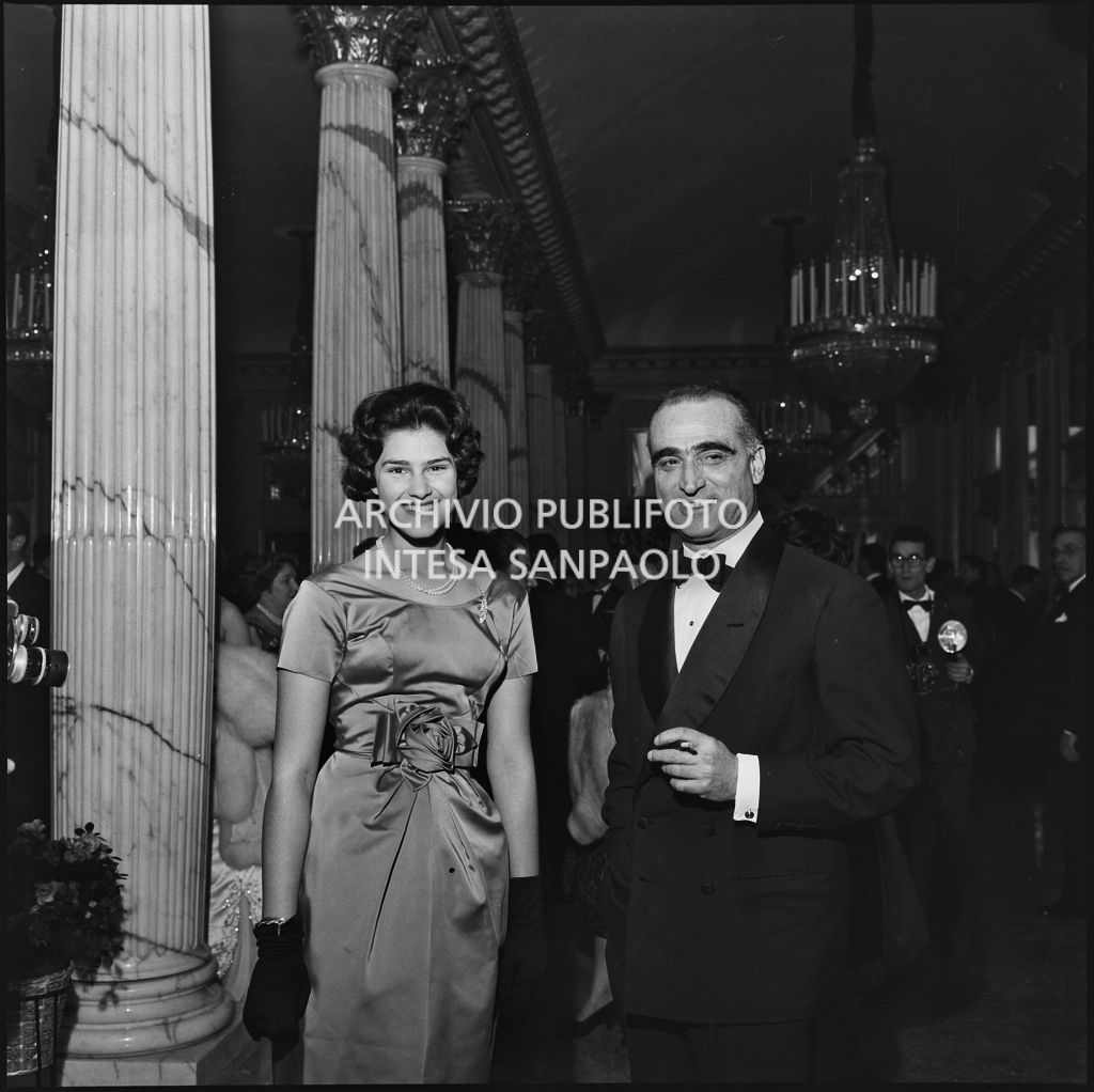 Giovanna Ludovica Barzini ed un altro spettatore nel foyer del Teatro alla Scala in occasione della serata inaugurale della stagione lirica 1958-1959 con l'opera "Turandot", di Giacomo Puccini, diretta da Antonino Votto con la regia di Margherita Wallmann