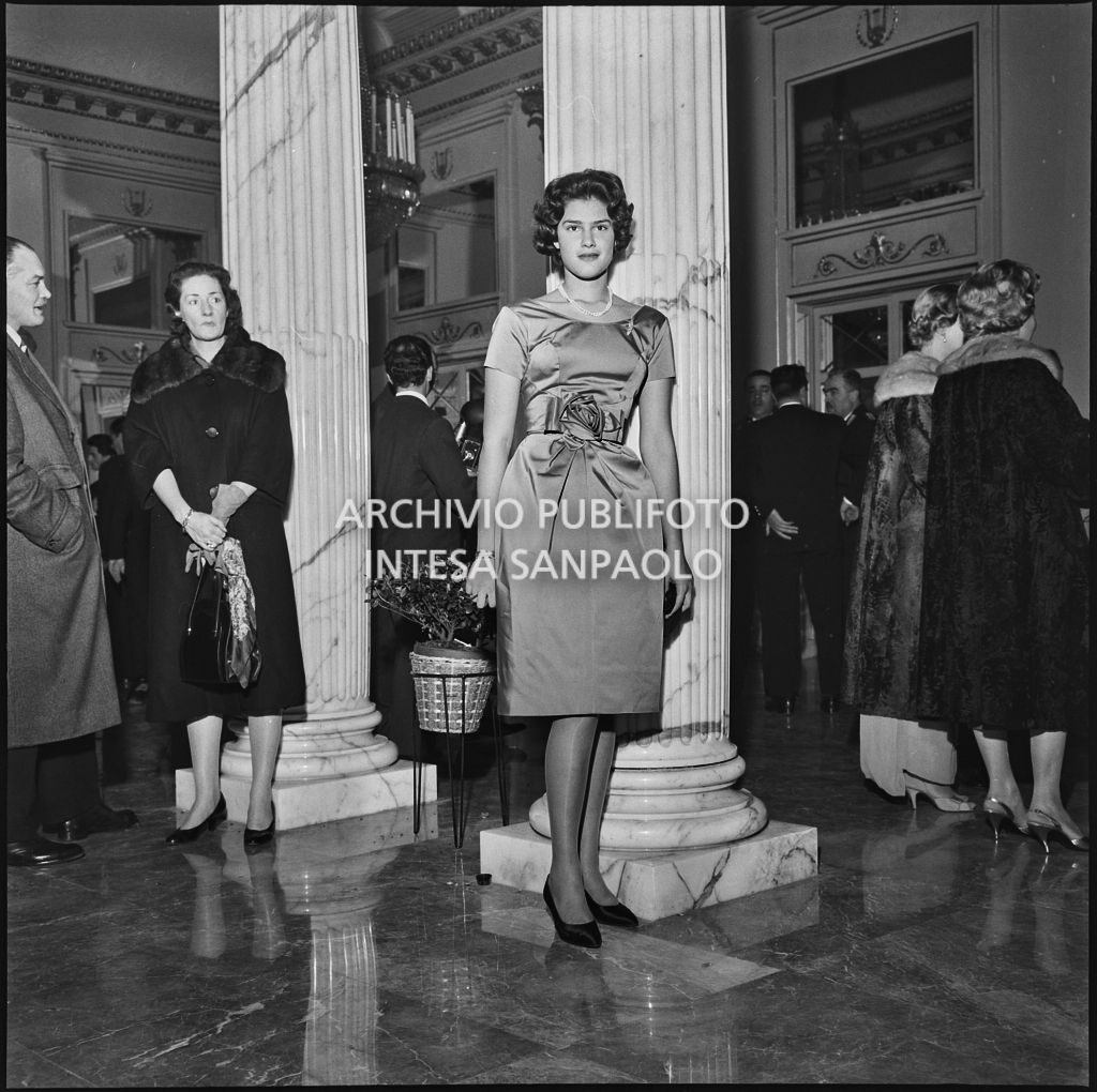 Giovanna Ludovica Barzini nel foyer del Teatro alla Scala in occasione della serata inaugurale della stagione lirica 1958-1959 con l'opera "Turandot", di Giacomo Puccini, diretta da Antonino Votto con la regia di Margherita Wallmann