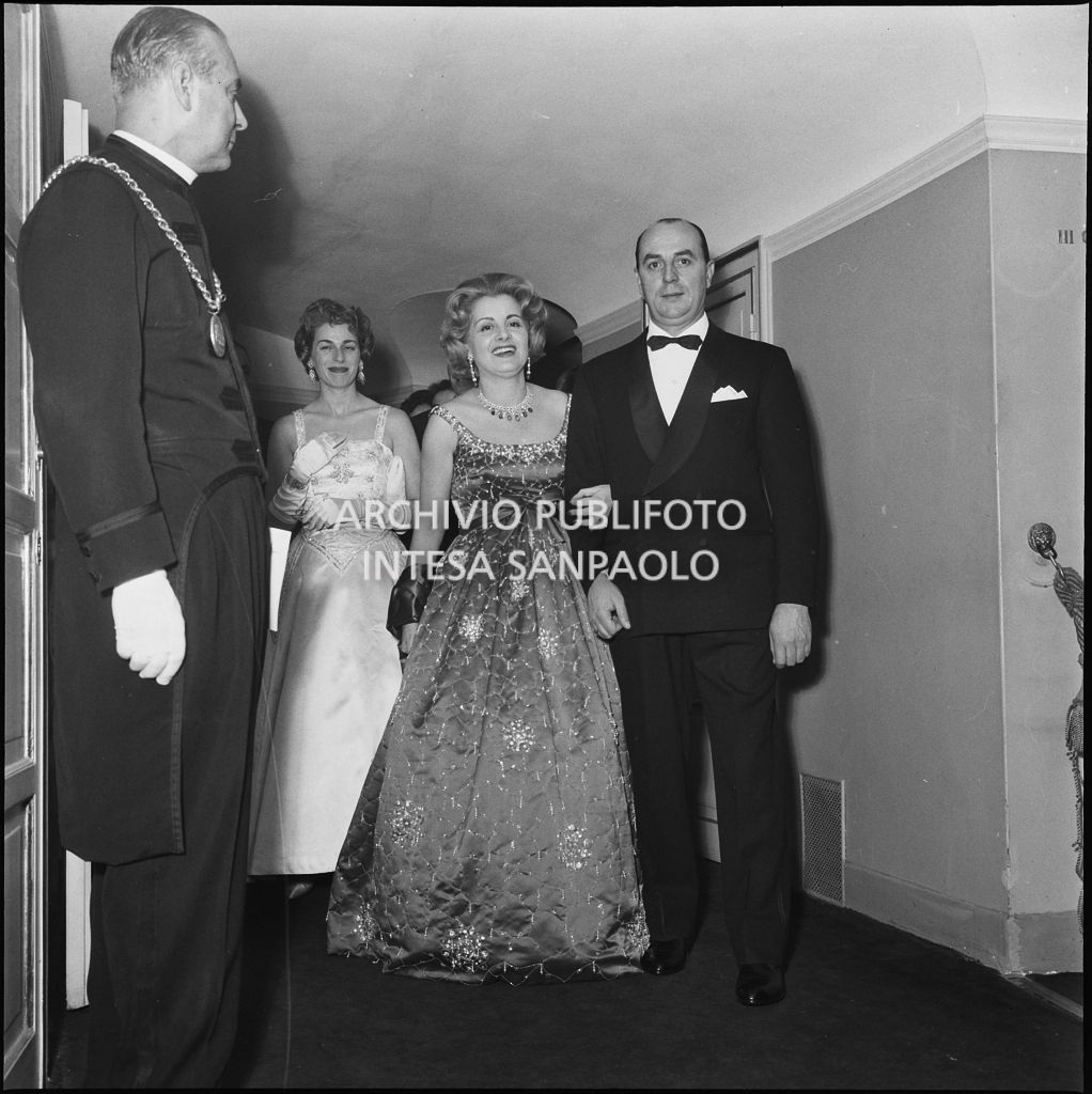 Enrica Invernizzi al Teatro alla Scala in occasione della serata inaugurale della stagione lirica 1958-1959 con l'opera "Turandot", di Giacomo Puccini, diretta da Antonino Votto con la regia di Margherita Wallmann