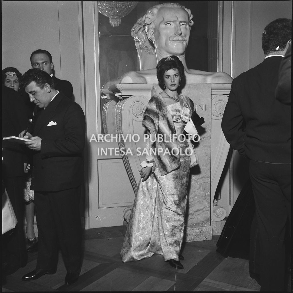 Una spettatrice nel foyer del Teatro alla Scala in occasione della serata inaugurale della stagione lirica 1958-1959 con l'opera "Turandot", di Giacomo Puccini, diretta da Antonino Votto con la regia di Margherita Wallmann