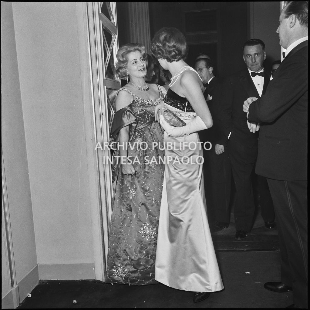 Enrica Invernizzi (a sinistra) al Teatro alla Scala in occasione della serata inaugurale della stagione lirica 1958-1959 con l'opera "Turandot", di Giacomo Puccini, diretta da Antonino Votto con la regia di Margherita Wallmann
