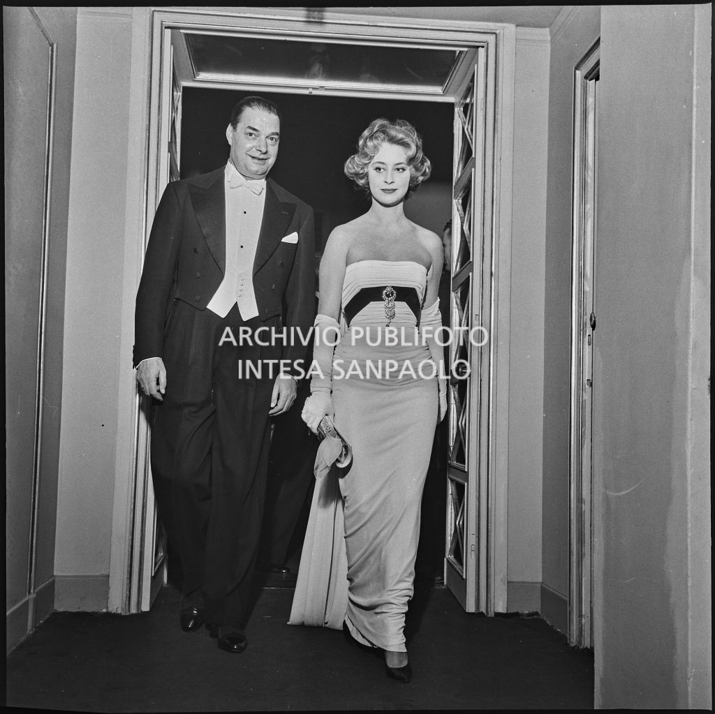 Sandra Marin in compagnia di un uomo al Teatro alla Scala in occasione della serata inaugurale della stagione lirica 1958-1959 con l'opera "Turandot", di Giacomo Puccini, diretta da Antonino Votto con la regia di Margherita Wallmann