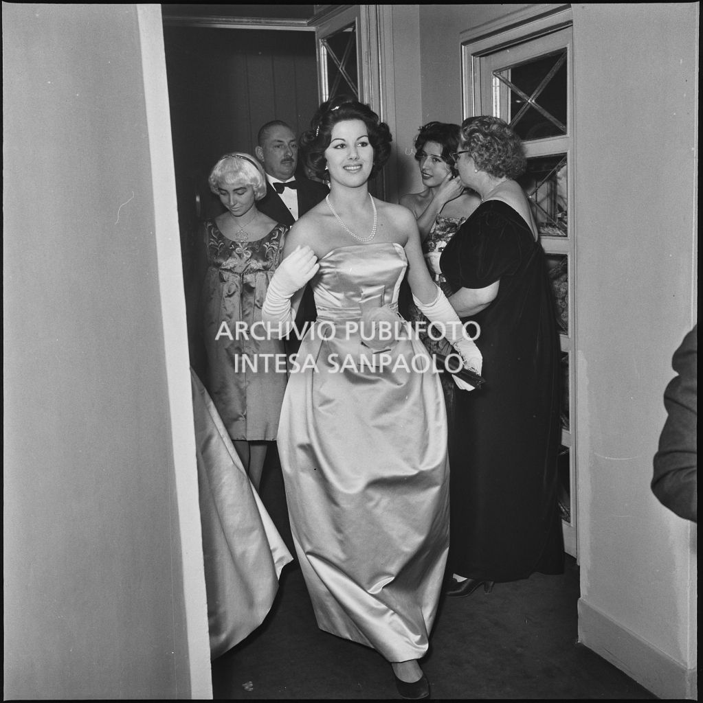 Maria Elisa Marzotto al Teatro alla Scala in occasione della serata inaugurale della stagione lirica 1958-1959 con l'opera "Turandot", di Giacomo Puccini, diretta da Antonino Votto con la regia di Margherita Wallmann