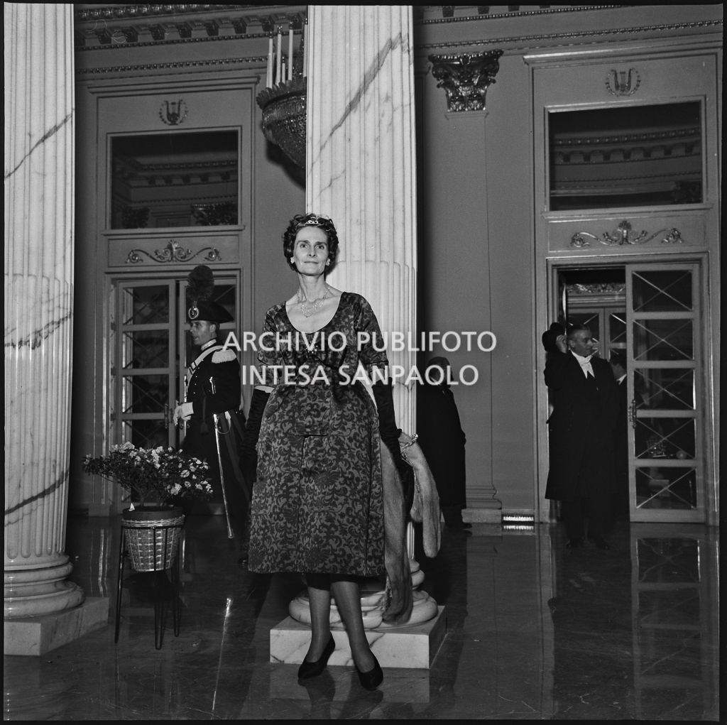 Una spettatrice in posa nel foyer del Teatro alla Scala in occasione della serata inaugurale della stagione lirica 1958-1959 con l'opera "Turandot", di Giacomo Puccini, diretta da Antonino Votto con la regia di Margherita Wallmann