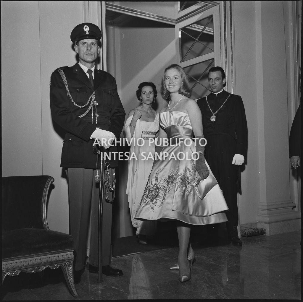 Ingeborg Ferro nel foyer del Teatro alla Scala in occasione della serata inaugurale della stagione lirica 1958-1959 con l'opera "Turandot", di Giacomo Puccini, diretta da Antonino Votto con la regia di Margherita Wallmann