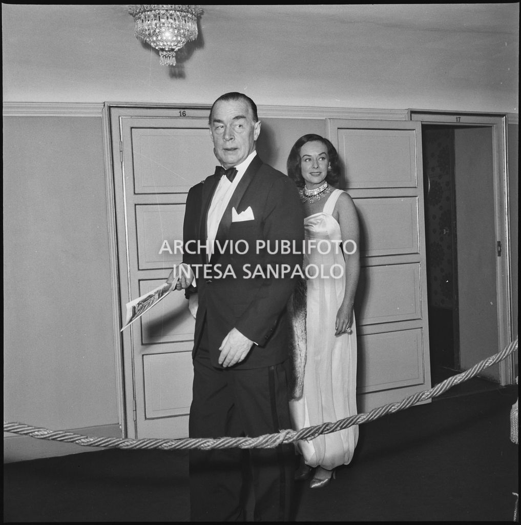 Erich Maria Remarque e Paulette Goddard al Teatro alla Scala in occasione della serata inaugurale della stagione lirica 1958-1959 con l'opera "Turandot", di Giacomo Puccini, diretta da Antonino Votto con la regia di Margherita Wallmann