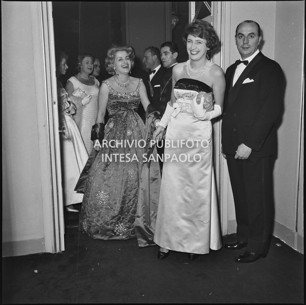Enrica Invernizzi (al centro) al Teatro alla Scala in occasione della serata inaugurale della stagione lirica 1958-1959 con l'opera "Turandot", di Giacomo Puccini, diretta da Antonino Votto con la regia di Margherita Wallmann