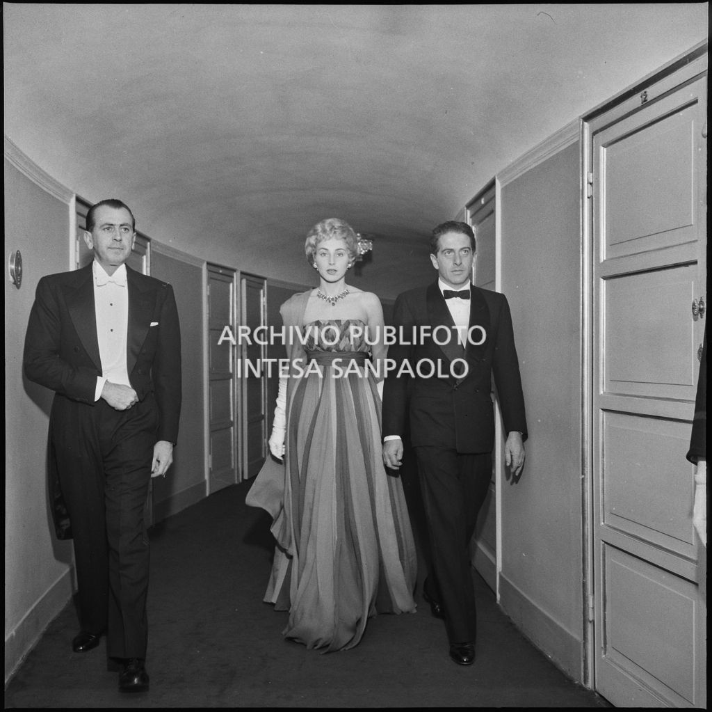 Emanuela di Castelbarco Toscanini, il marito Luigi Filippo d'Acquarone ed un altro spettatore al Teatro alla Scala in occasione della serata inaugurale della stagione lirica 1958-1959 con l'opera "Turandot", di Giacomo Puccini, diretta da Antonino Votto con la regia di Margherita Wallmann