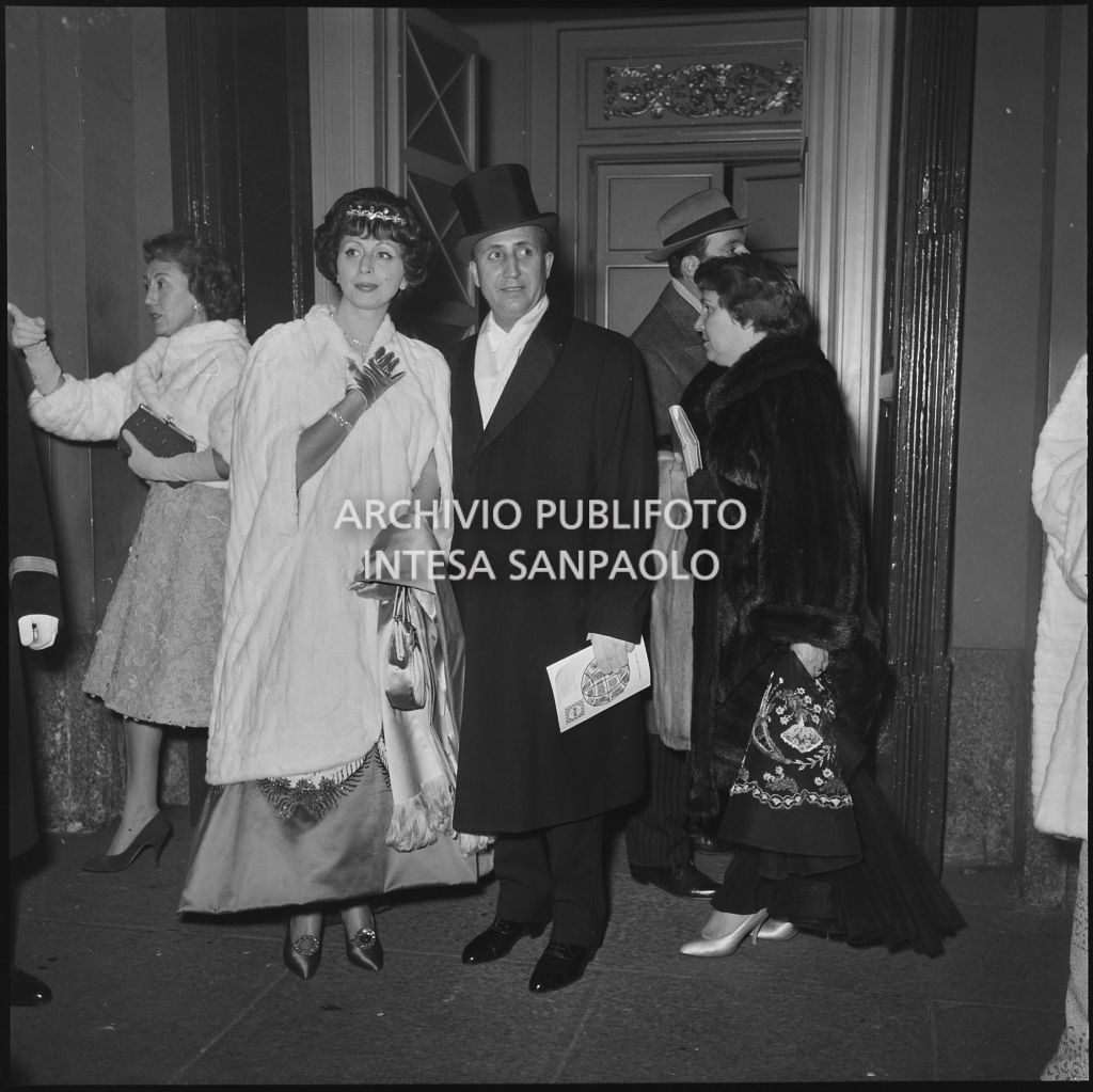 Il conte Franco Cella di Rivara e la moglie all'uscita del Teatro alla Scala al termine della serata inaugurale della stagione lirica 1958-1959 con l'opera "Turandot", di Giacomo Puccini, diretta da Antonino Votto con la regia di Margherita Wallmann