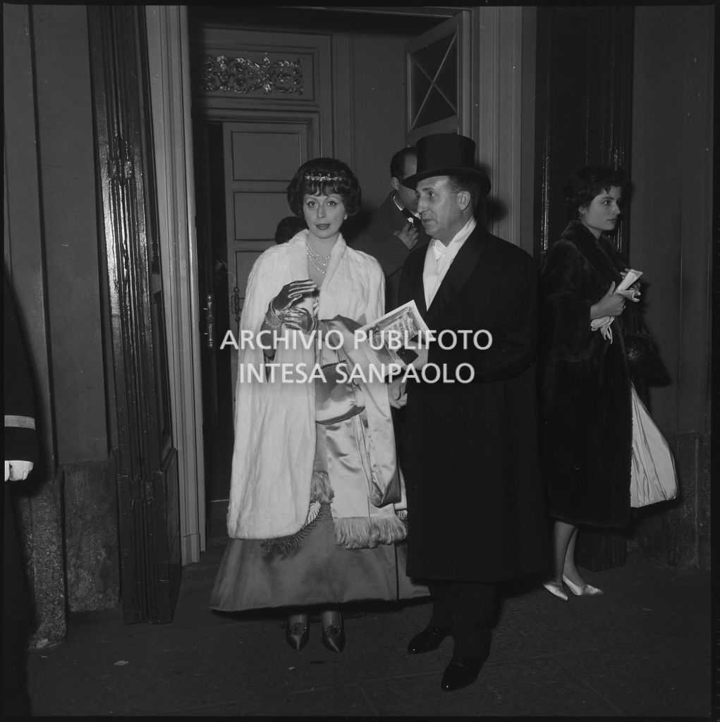 Il conte Franco Cella di Rivara e la moglie all'uscita del Teatro alla Scala al termine della serata inaugurale della stagione lirica 1958-1959 con l'opera "Turandot", di Giacomo Puccini, diretta da Antonino Votto con la regia di Margherita Wallmann