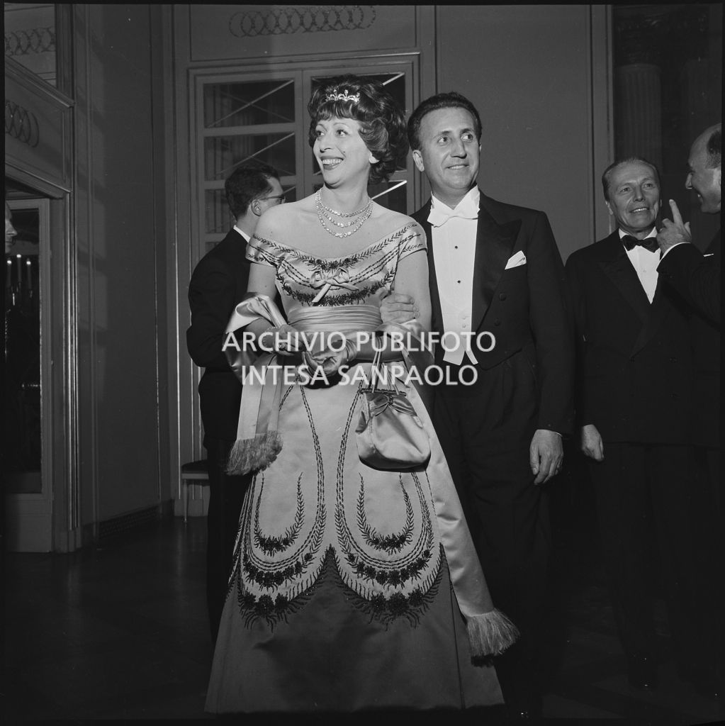 Il conte Franco Cella di Rivara e la moglie nel foyer del Teatro alla Scala in occasione della serata inaugurale della stagione lirica 1958-1959 con l'opera "Turandot", di Giacomo Puccini, diretta da Antonino Votto con la regia di Margherita Wallmann