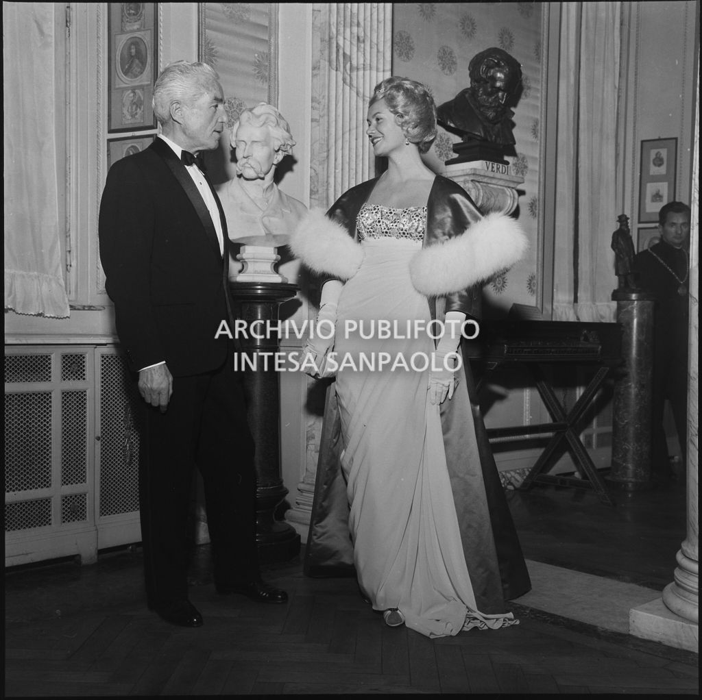 Mimi Alberini Uglietti con un altro spettatore al Teatro alla Scala in occasione della serata inaugurale della stagione lirica 1958-1959 con l'opera "Turandot", di Giacomo Puccini, diretta da Antonino Votto con la regia di Margherita Wallmann