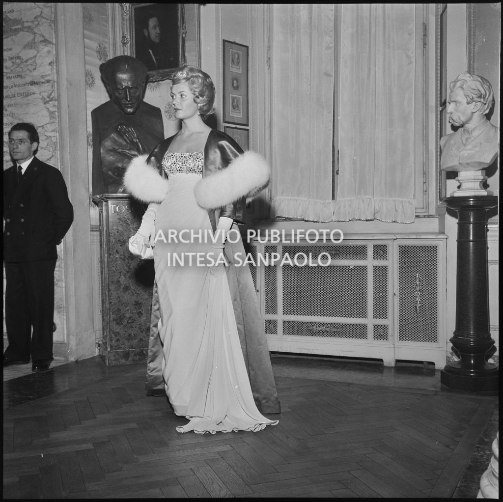 Mimi Alberini Uglietti al Teatro alla Scala in occasione della serata inaugurale della stagione lirica 1958-1959 con l'opera "Turandot", di Giacomo Puccini, diretta da Antonino Votto con la regia di Margherita Wallmann