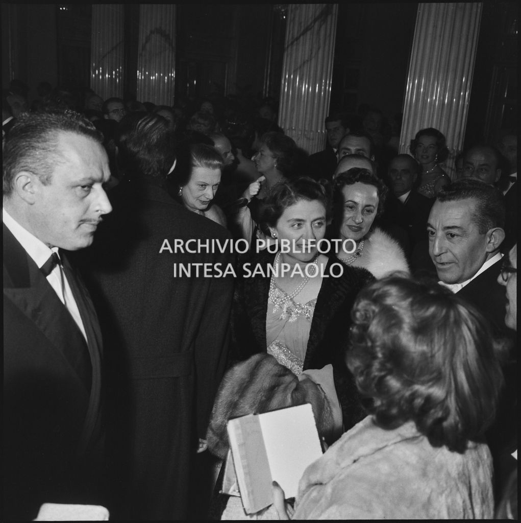 Carla Bissatini, moglie del presidente della Repubblica Giovanni Gronchi, nel foyer del Teatro alla Scala, gremito di gente, in occasione della serata inaugurale della stagione lirica 1958-1959 con l'opera "Turandot", di Giacomo Puccini, diretta da Antonino Votto con la regia di Margherita Wallmann