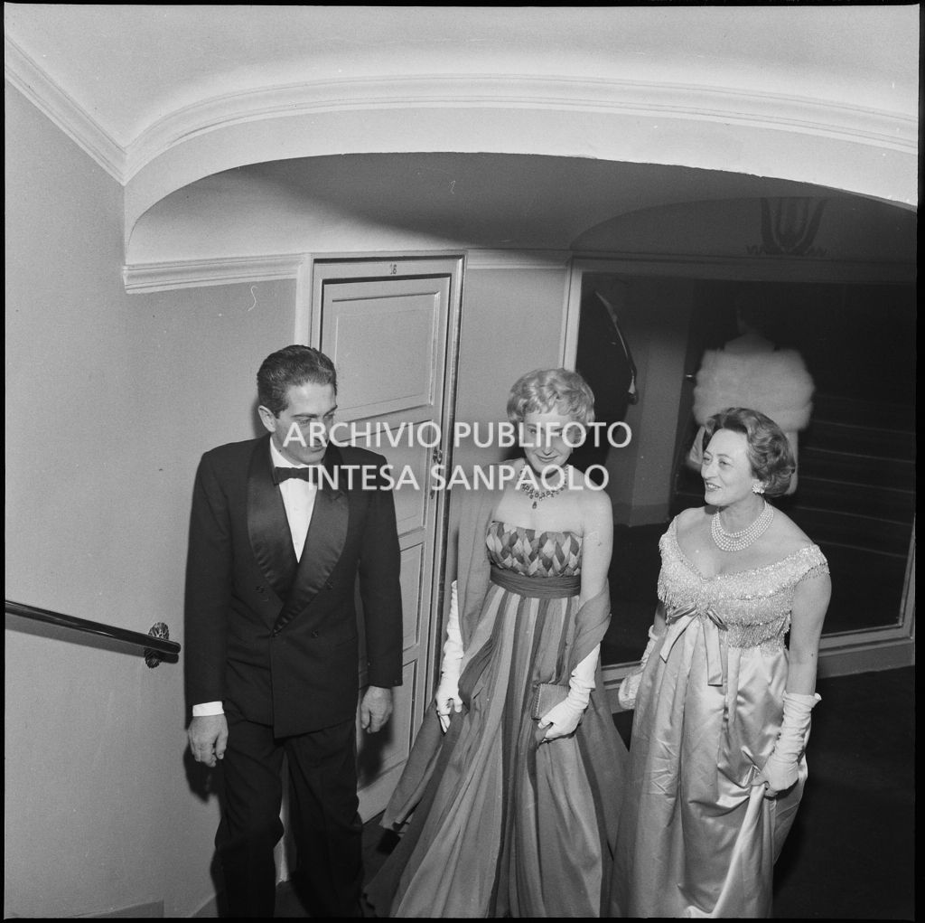 Emanuela di Castelbarco Toscanini, il marito Luigi Filippo d'Acquarone ed un'altra spettatrice al Teatro alla Scala in occasione della serata inaugurale della stagione lirica 1958-1959 con l'opera "Turandot", di Giacomo Puccini, diretta da Antonino Votto con la regia di Margherita Wallmann