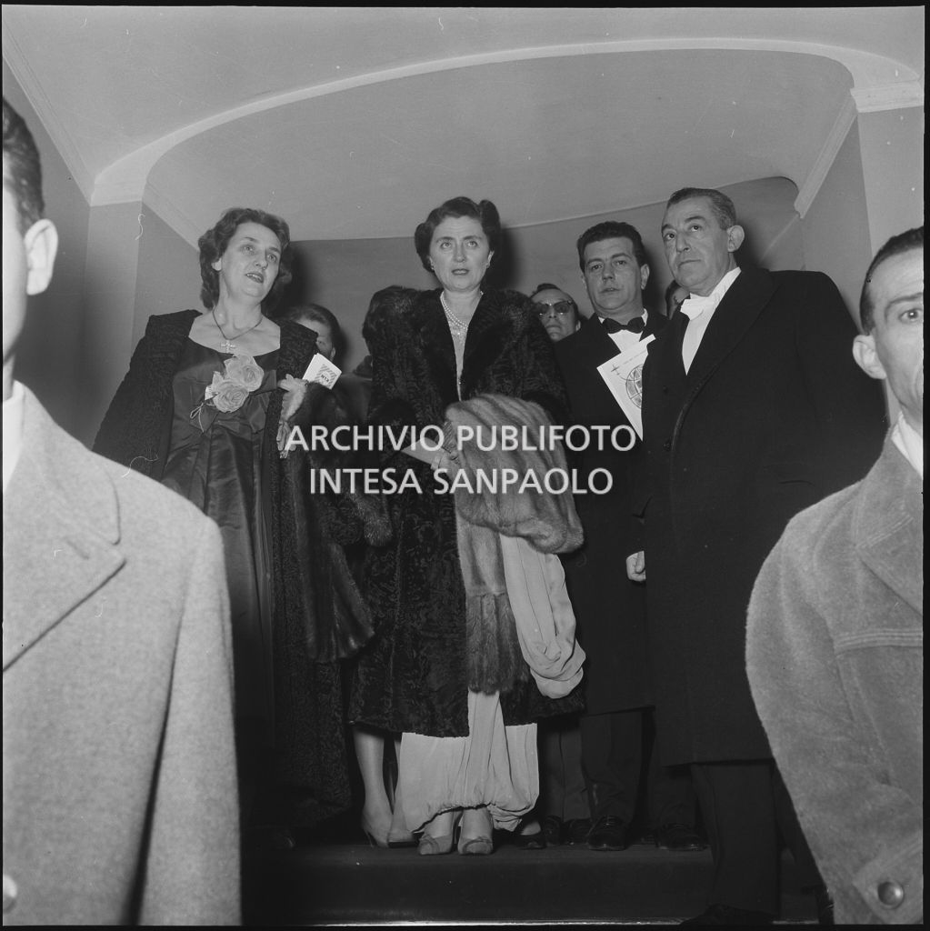 Carla Bissatini, moglie del presidente della Repubblica Giovanni Gronchi, al Teatro alla Scala in occasione della serata inaugurale della stagione lirica 1958-1959 con l'opera "Turandot", di Giacomo Puccini, diretta da Antonino Votto con la regia di Margherita Wallmann