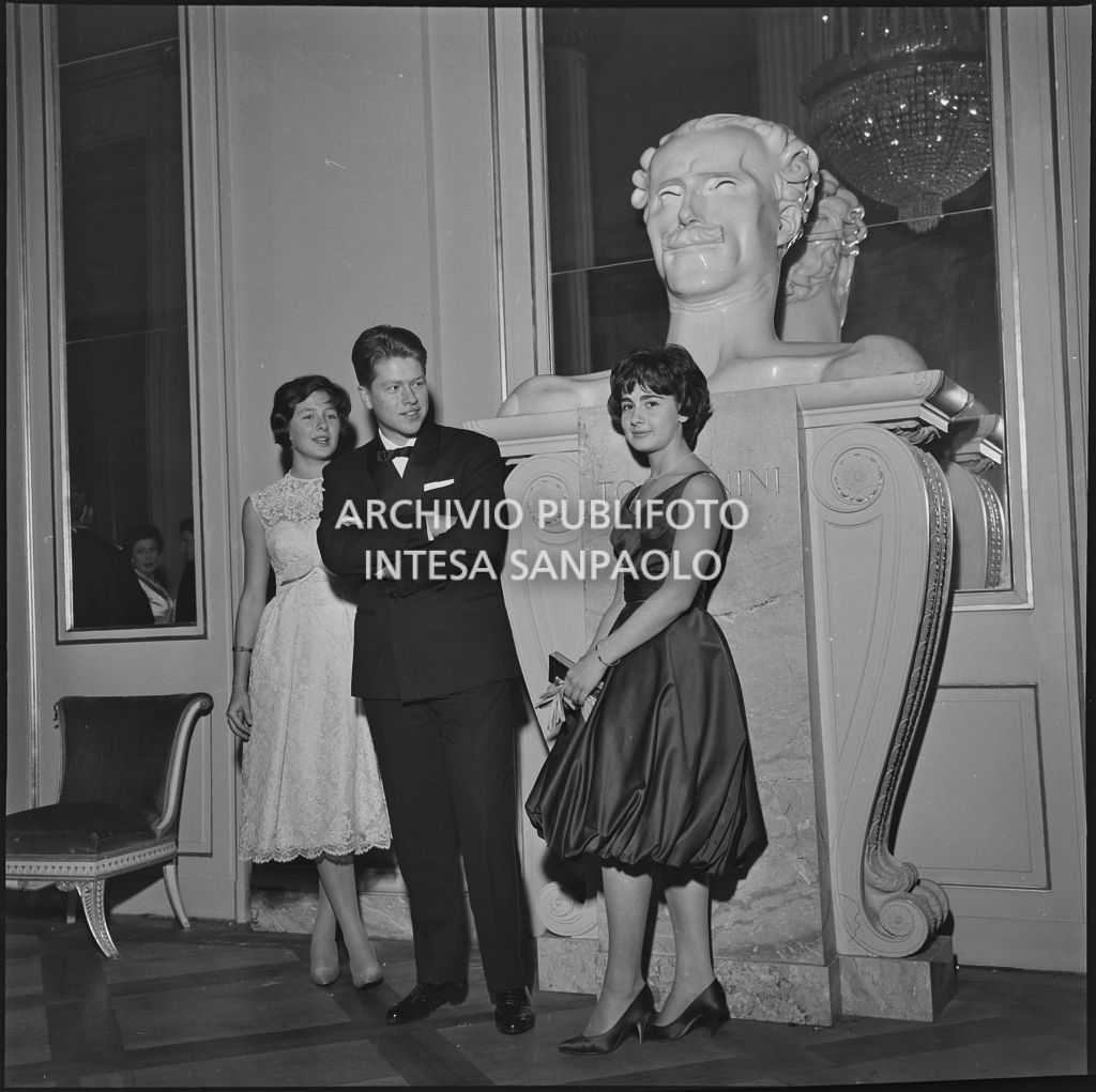 Mario, Maria Cecilia Gronchi, figli del presidente della Repubblica Giovanni Gronchi, ed un'altra spettatrice in posa nel foyer del Teatro alla Scala in occasione della serata inaugurale della stagione lirica 1958-1959 con l'opera "Turandot", di Giacomo Puccini, diretta da Antonino Votto con la regia di Margherita Wallmann