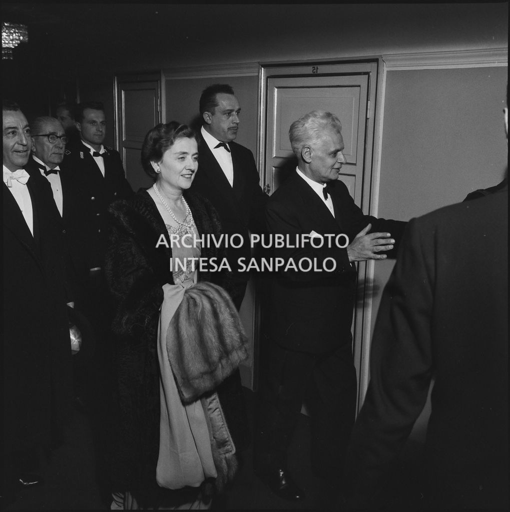 Carla Bissatini, moglie del presidente della Repubblica Giovanni Gronchi, e il sovrintendente Antonio Ghiringhelli al Teatro alla Scala in occasione della serata inaugurale della stagione lirica 1958-1959 con l'opera "Turandot", di Giacomo Puccini, diretta da Antonino Votto con la regia di Margherita Wallmann