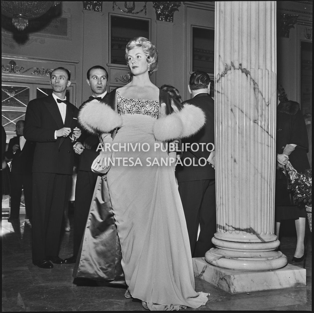 Mimi Alberini Uglietti nel foyer del Teatro alla Scala in occasione della serata inaugurale della stagione lirica 1958-1959 con l'opera "Turandot", di Giacomo Puccini, diretta da Antonino Votto con la regia di Margherita Wallmann