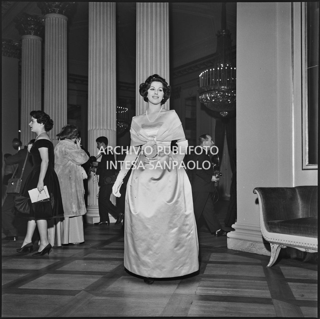 Maria Elisa Marzotto in posa nel foyer del Teatro alla Scala in occasione della serata inaugurale della stagione lirica 1958-1959 con l'opera "Turandot", di Giacomo Puccini, diretta da Antonino Votto con la regia di Margherita Wallmann