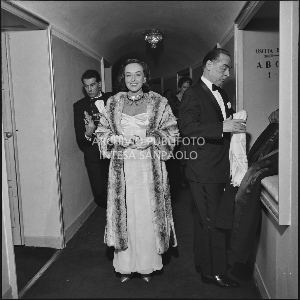 Paulette Goddard e Erich Maria Remarque al guardaroba del Teatro alla Scala in occasione della serata inaugurale della stagione lirica 1958-1959 con l'opera "Turandot", di Giacomo Puccini, diretta da Antonino Votto con la regia di Margherita Wallmann