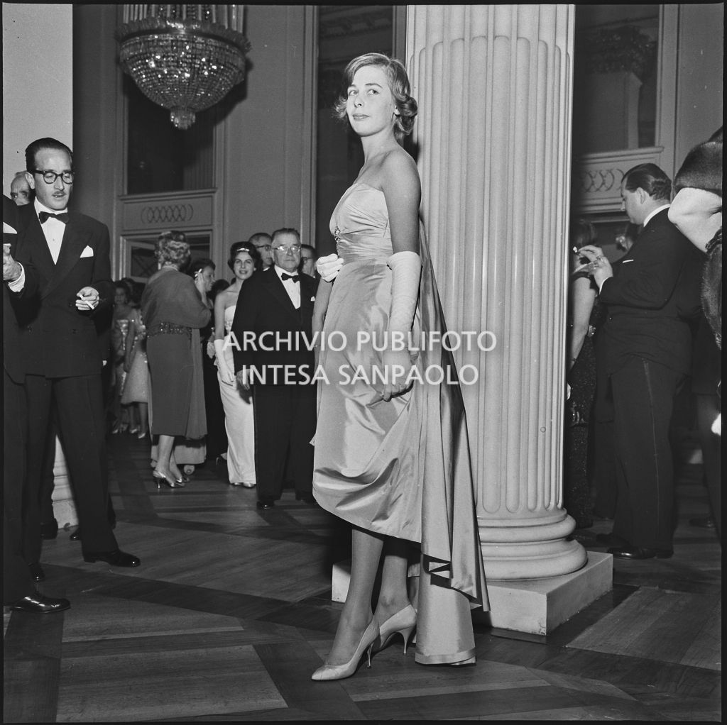 La figlia del ministro per i Rapporti con il Parlamento Dino Del Bo, nel foyer del Teatro alla Scala in occasione della serata inaugurale della stagione lirica 1958-1959 con l'opera "Turandot", di Giacomo Puccini, diretta da Antonino Votto con la regia di Margherita Wallmann