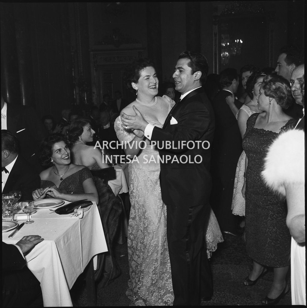 Il tenore Giuseppe Di Stefano danza con il soprano Birgit Nilsson al ristorante dopo la serata inaugurale della stagione lirica 1958-1959 del Teatro alla Scala con l'opera "Turandot", di Giacomo Puccini, diretta da Antonino Votto con la regia di Margherita Wallmann