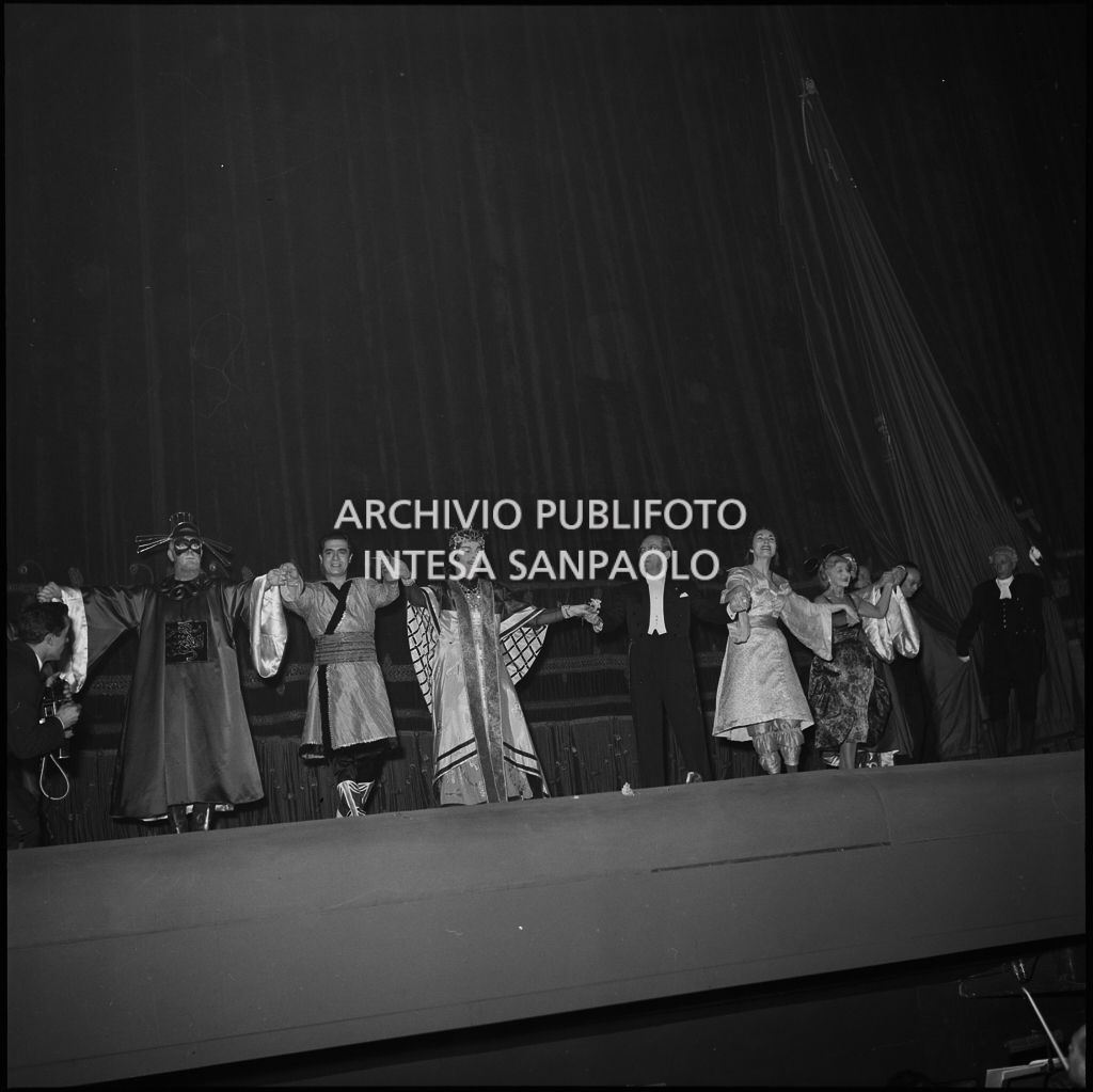 Il direttore d'orchestra e gli artisti sul palcoscenico del Teatro alla Scala al termine dell'opera "Turandot", di Giacomo Puccini, diretta da Antonino Votto con la regia di Margherita Wallmann, che inaugura la stagione lirica 1958-1959