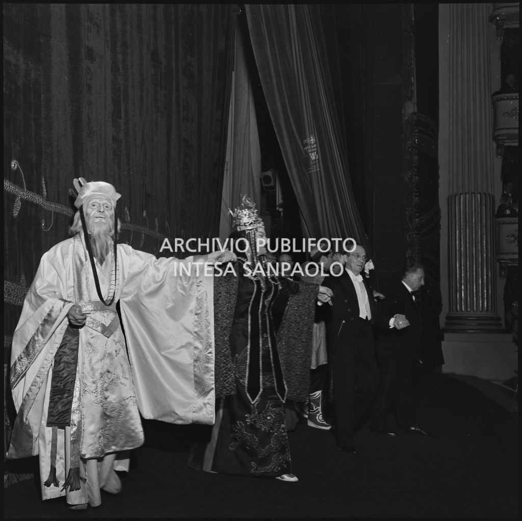 Il direttore d'orchestra e gli artisti sul palcoscenico del Teatro alla Scala al termine dell'opera "Turandot", di Giacomo Puccini, diretta da Antonino Votto con la regia di Margherita Wallmann, che inaugura la stagione lirica 1958-1959