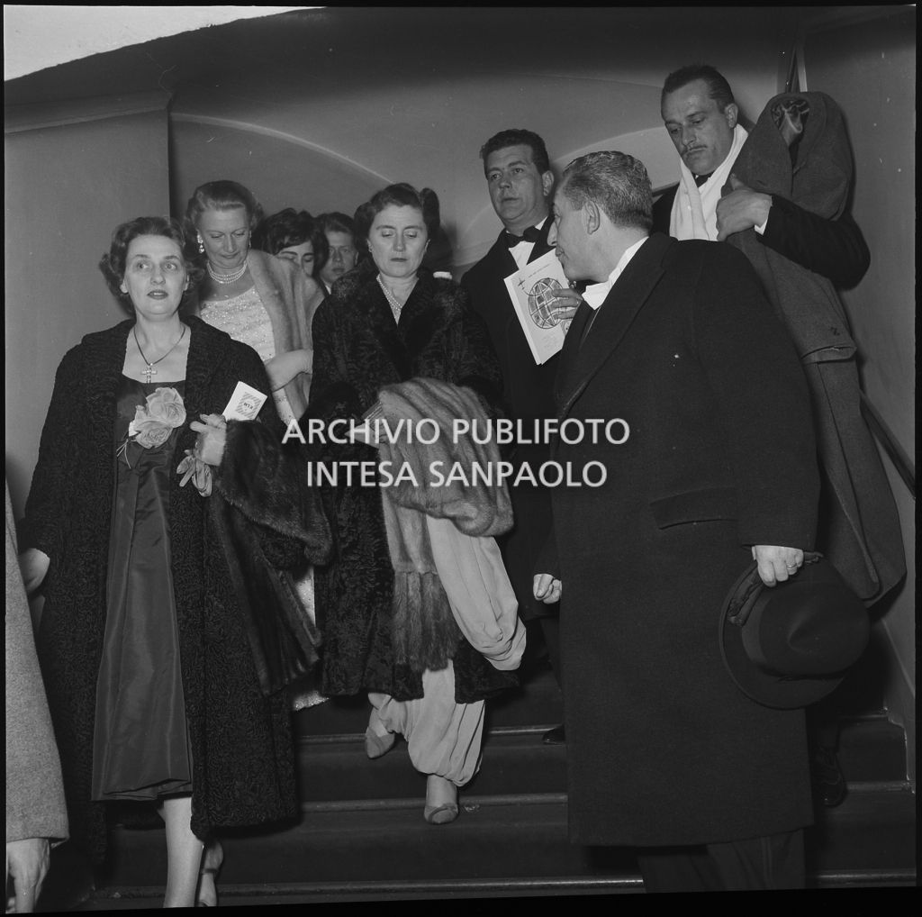 Carla Bissatini, moglie del presidente della Repubblica Giovanni Gronchi, al Teatro alla Scala in occasione della serata inaugurale della stagione lirica 1958-1959 con l'opera "Turandot", di Giacomo Puccini, diretta da Antonino Votto con la regia di Margherita Wallmann