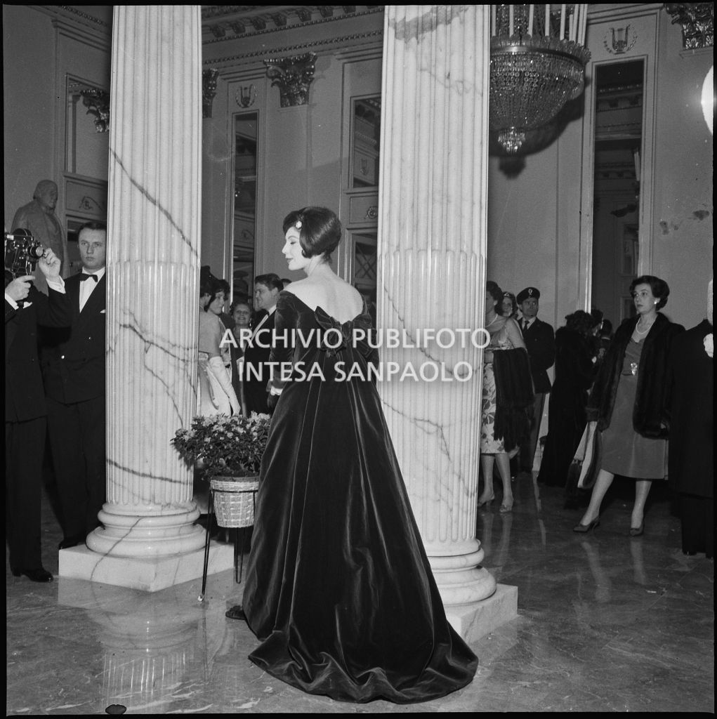 Eletta Polvani in posa nel Foyer del Teatro alla Scala in occasione della serata inaugurale della stagione lirica 1958-1959 con l'opera "Turandot", di Giacomo Puccini, diretta da Antonino Votto con la regia di Margherita Wallmann