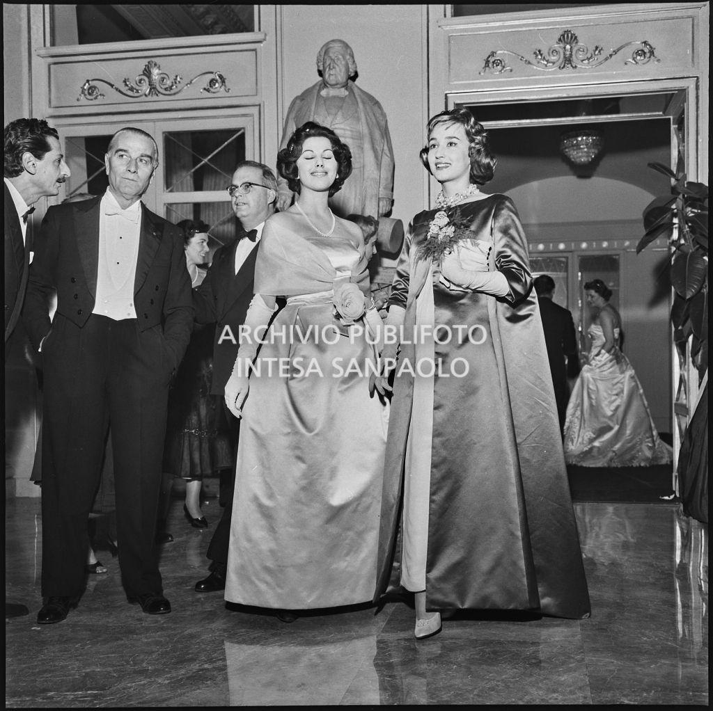 Maria Elisa Marzotto e Giovanna Lomazzi nel foyer del Teatro alla Scala in occasione della serata inaugurale della stagione lirica 1958-1959 con l'opera "Turandot", di Giacomo Puccini, diretta da Antonino Votto con la regia di Margherita Wallmann
