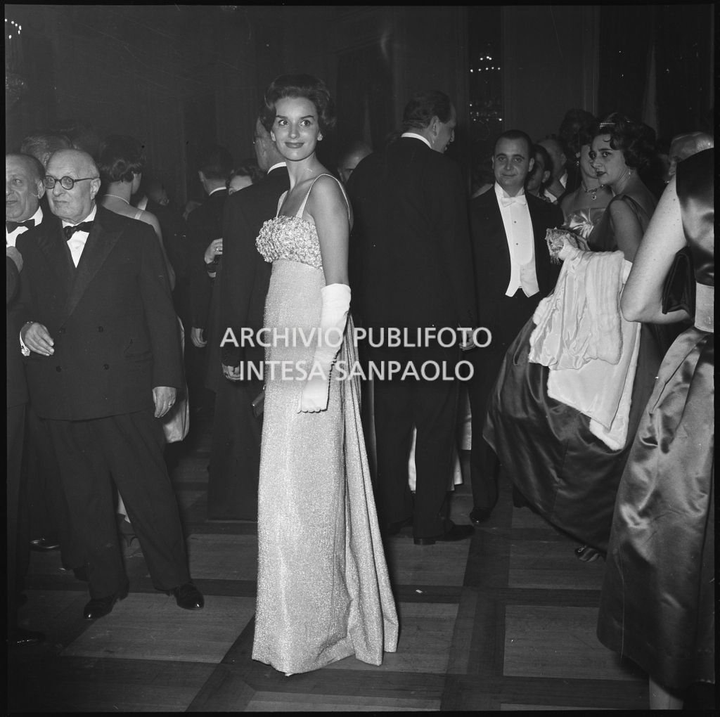 Una spettatrice in posa nel foyer del Teatro alla Scala in occasione della serata inaugurale della stagione lirica 1958-1959 con l'opera "Turandot", di Giacomo Puccini, diretta da Antonino Votto con la regia di Margherita Wallmann