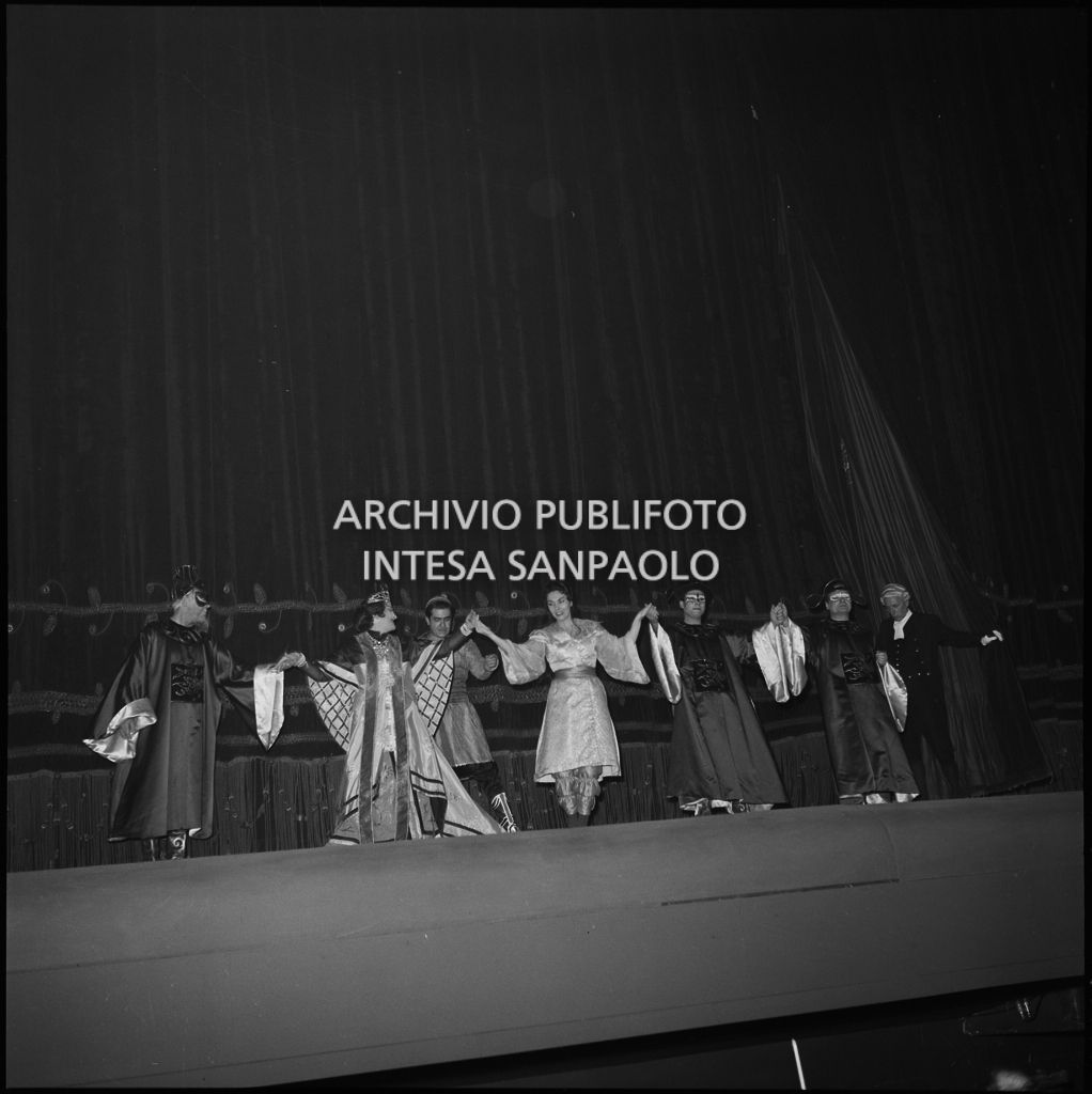 Gli artisti sul palcoscenico del Teatro alla Scala al termine dell'opera "Turandot", di Giacomo Puccini, diretta da Antonino Votto con la regia di Margherita Wallmann, che inaugura la stagione lirica 1958-1959