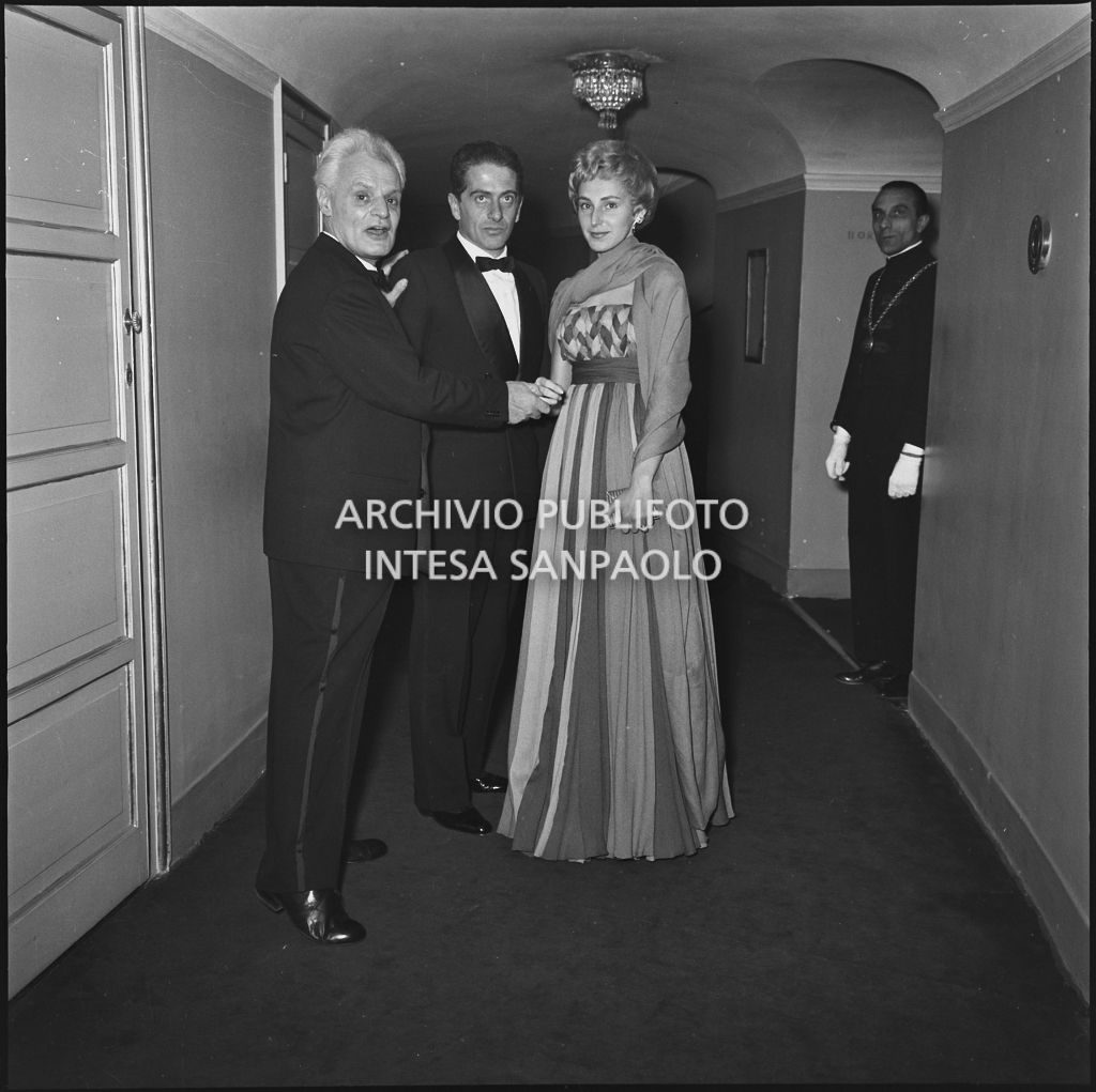 Il sovrintendente Antonio Ghiringhelli, Emanuela di Castelbarco Toscanini e il marito Luigi Filippo d'Acquarone al Teatro alla Scala in occasione della serata inaugurale della stagione lirica 1958-1959 con l'opera "Turandot", di Giacomo Puccini, diretta da Antonino Votto con la regia di Margherita Wallmann