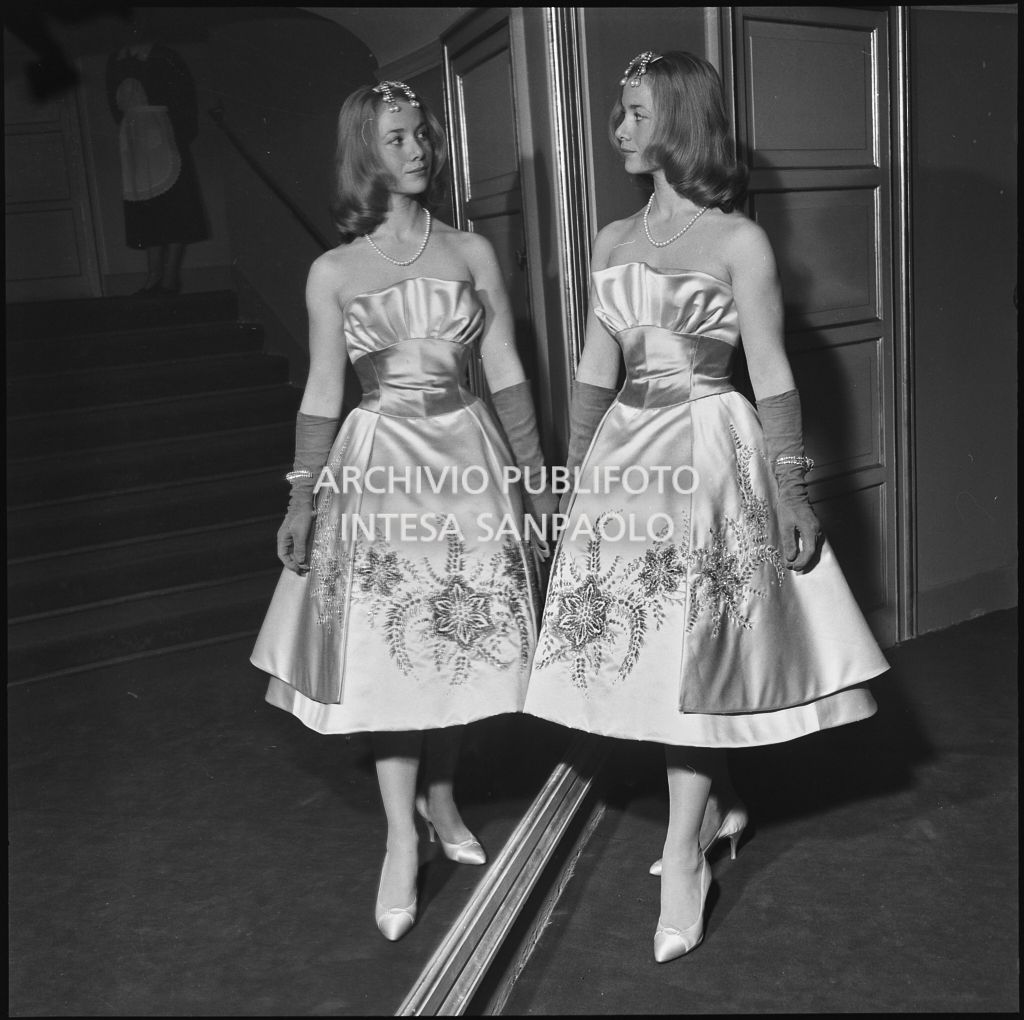 Ingeborg Ferro davanti ad uno specchio al Teatro alla Scala in occasione della serata inaugurale della stagione lirica 1958-1959 con l'opera "Turandot", di Giacomo Puccini, diretta da Antonino Votto con la regia di Margherita Wallmann
