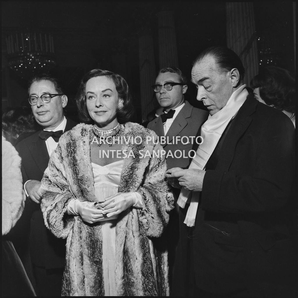 Erich Maria Remarque e Paulette Goddard al Teatro alla Scala in occasione della serata inaugurale della stagione lirica 1958-1959 con l'opera "Turandot", di Giacomo Puccini, diretta da Antonino Votto con la regia di Margherita Wallmann
