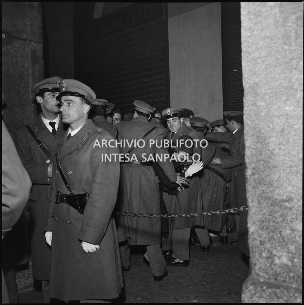 Le forze dell'ordine fuori dal Teatro alla Scala in occasione della serata inaugurale della stagione lirica 1958-1959 con l'opera "Turandot", di Giacomo Puccini, diretta da Antonino Votto con la regia di Margherita Wallmann