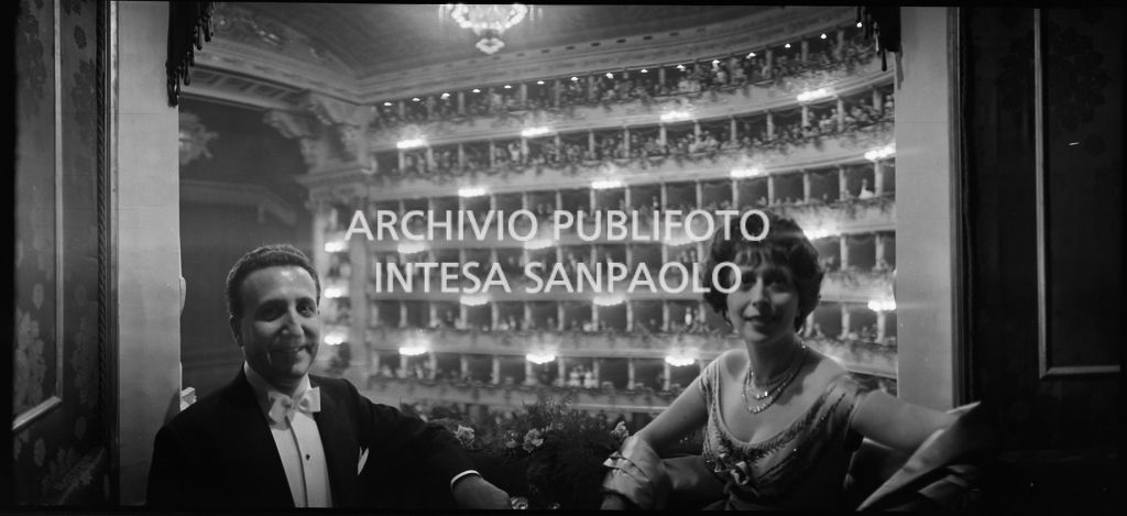 Il conte Franco Cella di Rivara e la moglie in un palco del Teatro alla Scala in occasione della serata inaugurale della stagione lirica 1958-1959 con l'opera "Turandot", di Giacomo Puccini, diretta da Antonino Votto con la regia di Margherita Wallmann