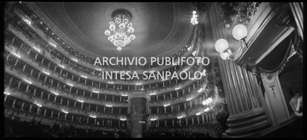 Vista dal palcoscenico del Teatro alla Scala sulla platea ed i palchi, gremiti di gente, in occasione della serata inaugurale della stagione lirica 1958-1959 con l'opera "Turandot", di Giacomo Puccini, diretta da Antonino Votto con la regia di Margherita Wallmann