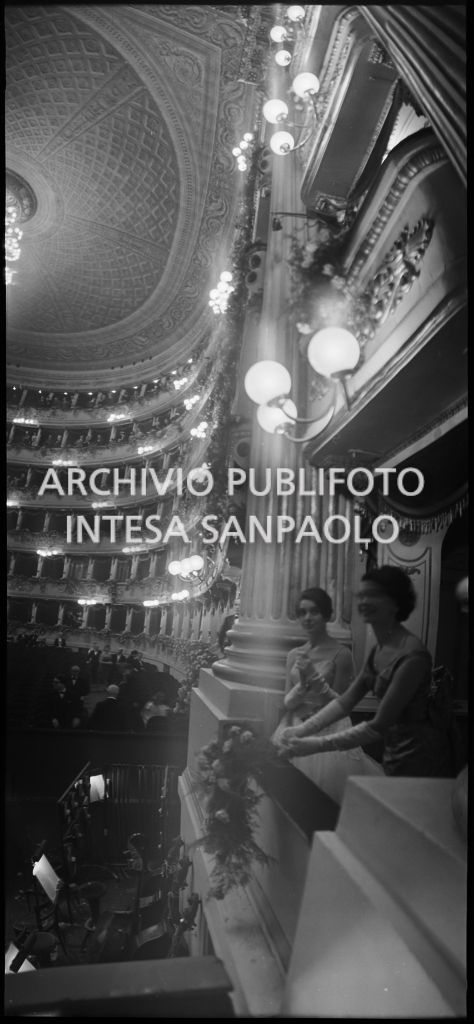 Visita dal palcoscenico del Teatro alla Scala sui palchi e la fossa dell'orchestra in occasione della serata inaugurale della stagione lirica 1958-1959 con l'opera "Turandot", di Giacomo Puccini, diretta da Antonino Votto con la regia di Margherita Wallmann