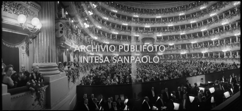 Vista dal palcoscenico del Teatro alla Scala sul golfo mistico, la platea ed i palchi, gremiti di gente, in occasione della serata inaugurale della stagione lirica 1958-1959 con l'opera "Turandot", di Giacomo Puccini, diretta da Antonino Votto con la regia di Margherita Wallmann